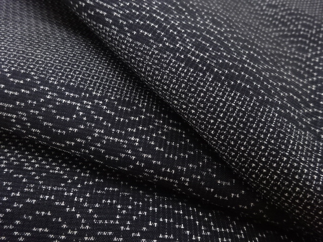  横段に青海波模様織り出し本場泥大島紬120亀甲着物(7マルキ)